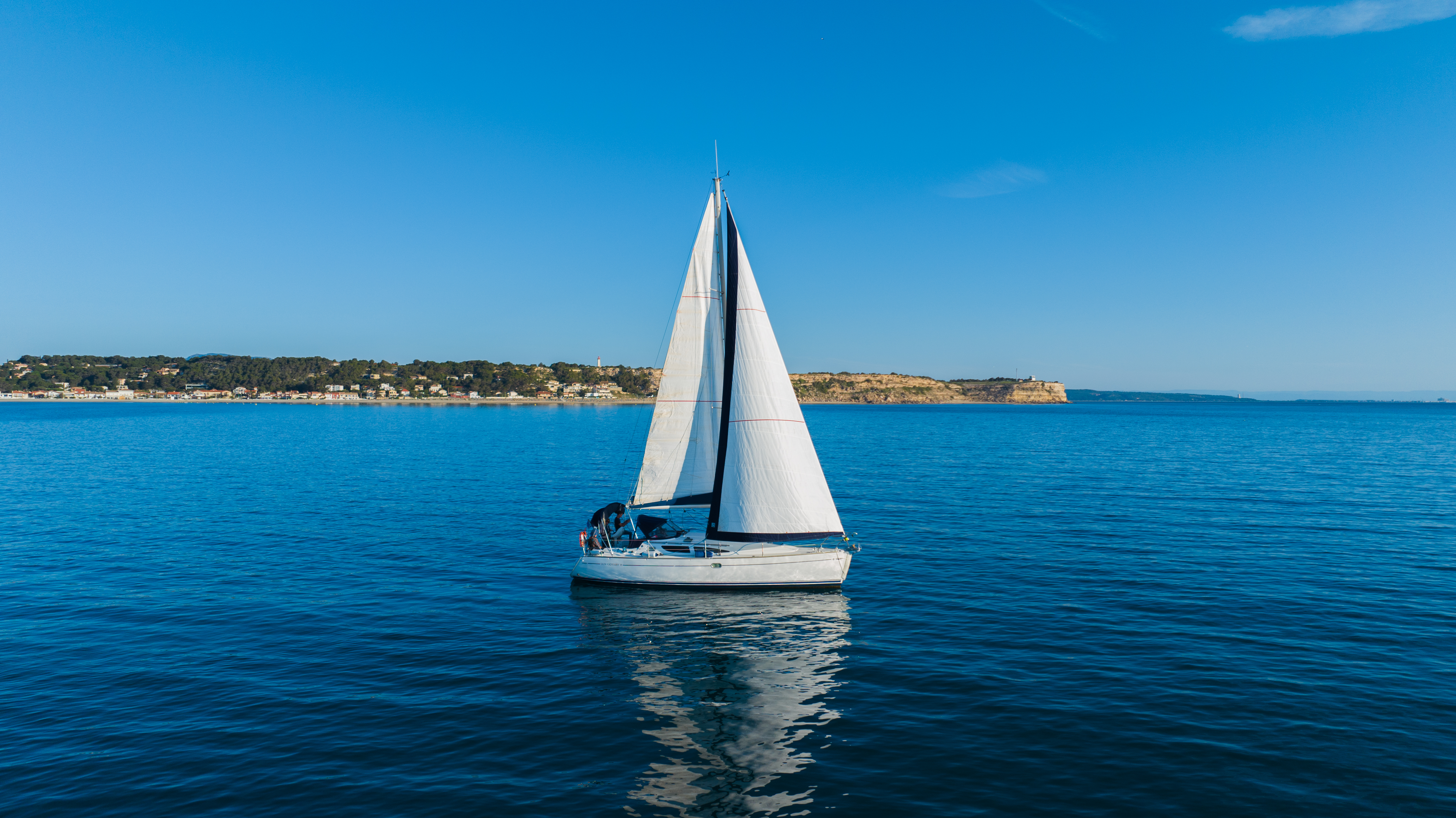 Voilier à quai Le Barcarès