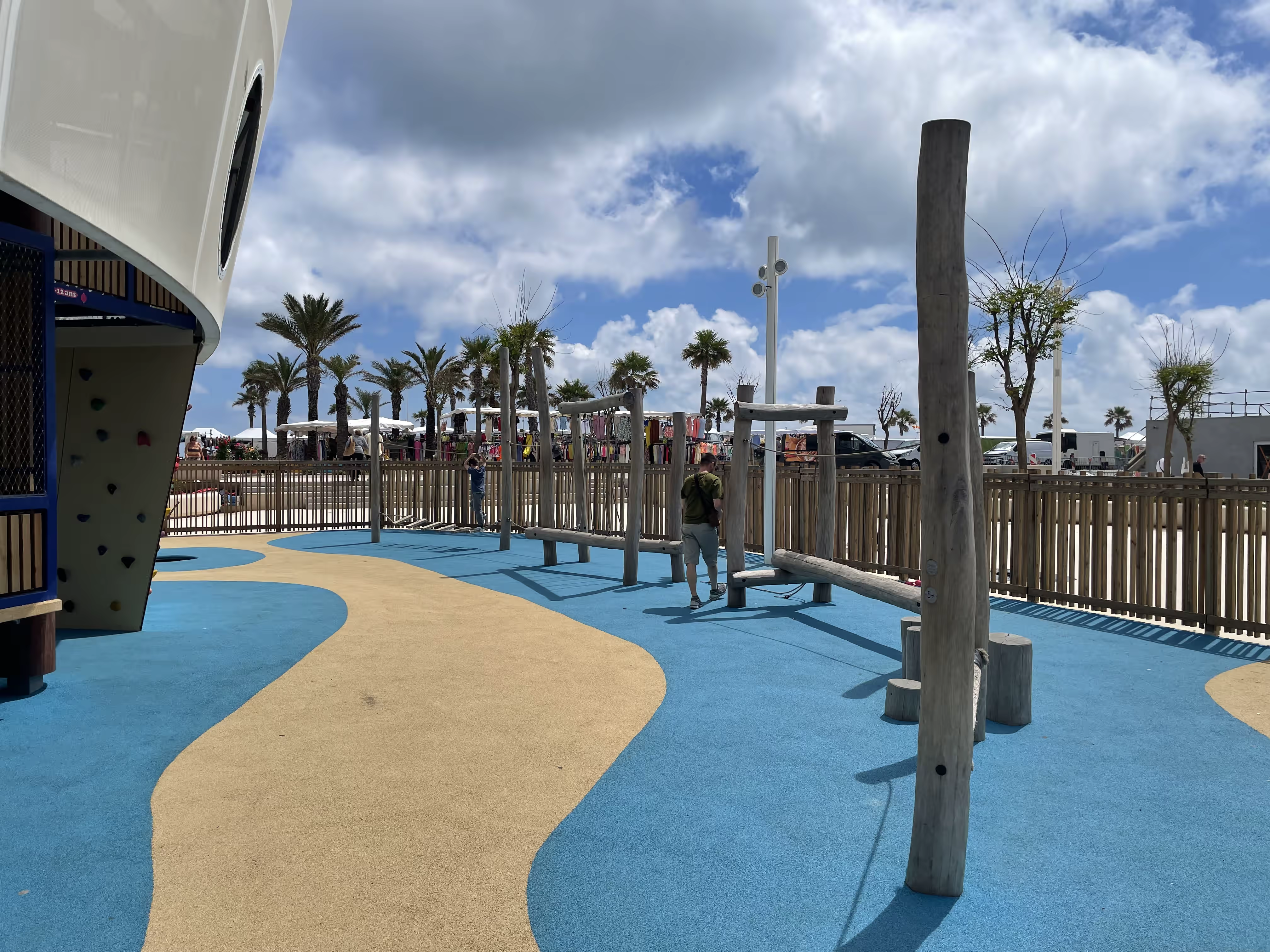 La Goélette Barcarès — aire de jeux vue