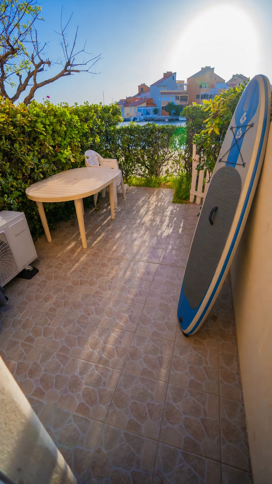Terrasse de l'Appartement Vue Marina — départ paddle direct sur la marina